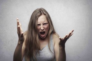 woman shouting, should you argue with a drunk person