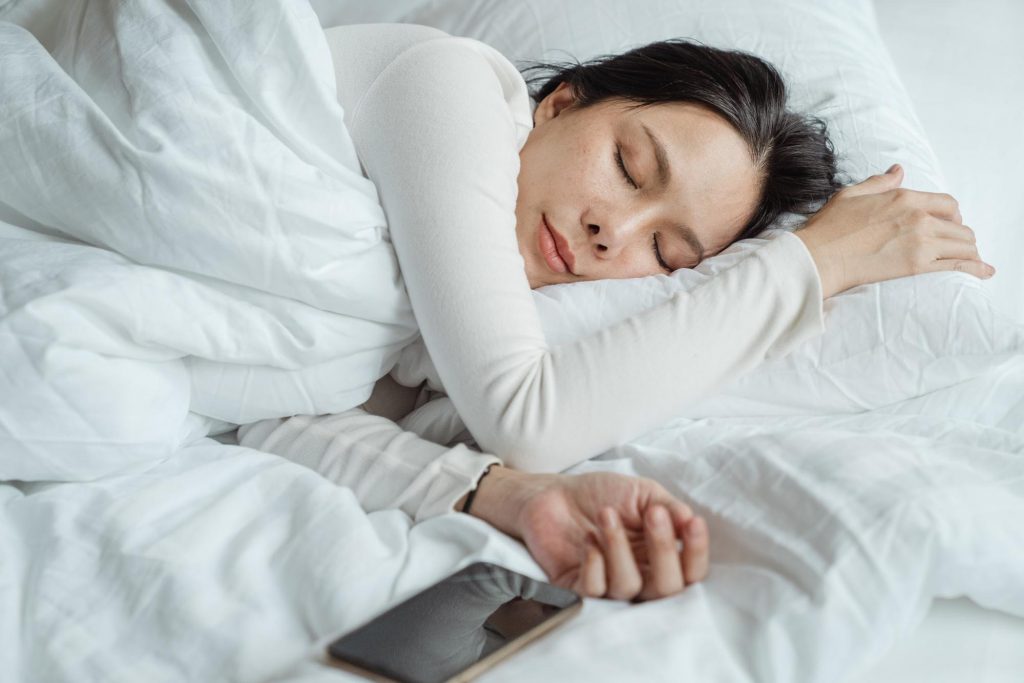 woman sleeping, best sleep apps