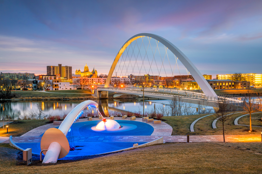 des-moines-iowa-city-skyline-2021