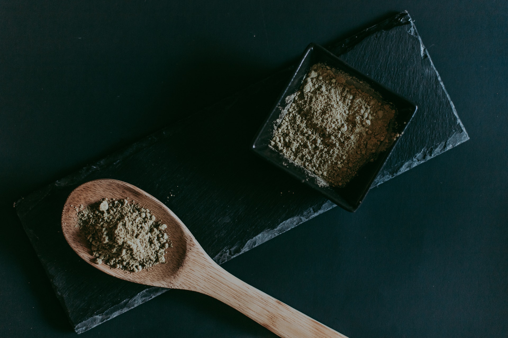 kratom powder and wooden spoon