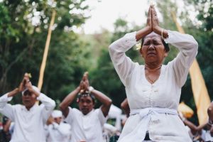 Hindu women praying