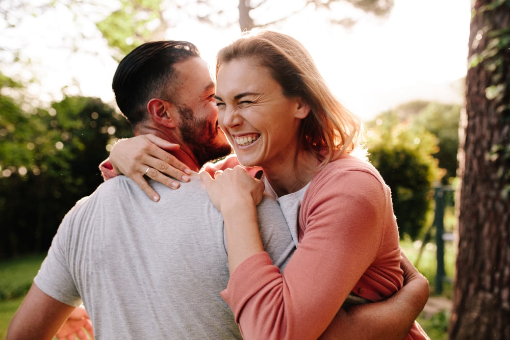 couple-hugging-happy-relationship